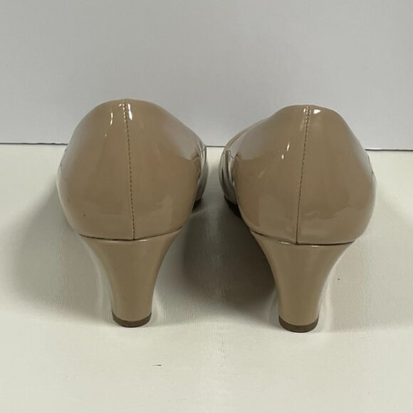 Classic and sophisticated Bandolino wedge, size 8 medium - Picture 4 of 7